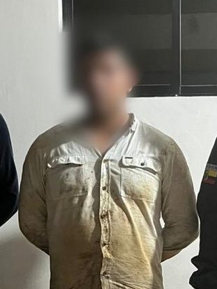PoliciaEcuador's tweet image. APREHENDIDO POR TENENCIA DE ARMA DE FUEGO
En Paquisha, #ZamoraChinchipe, fue aprehendido un antisocial por el presunto delito de porte de armas de fuego y sustancias sujetas a fiscalización.
Indicios:
* 01 arma de fuego
* 13 cartuchos
* 6.10 gramos de marihuana…