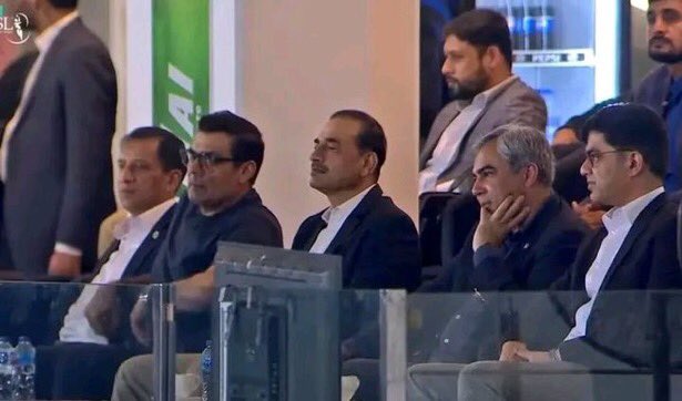 azzkhann's tweet image. Army chief in Rawal pendi cricket stadium
Message is loud and clear to the enemy.
#PSL2025 #PakistanIndianWar