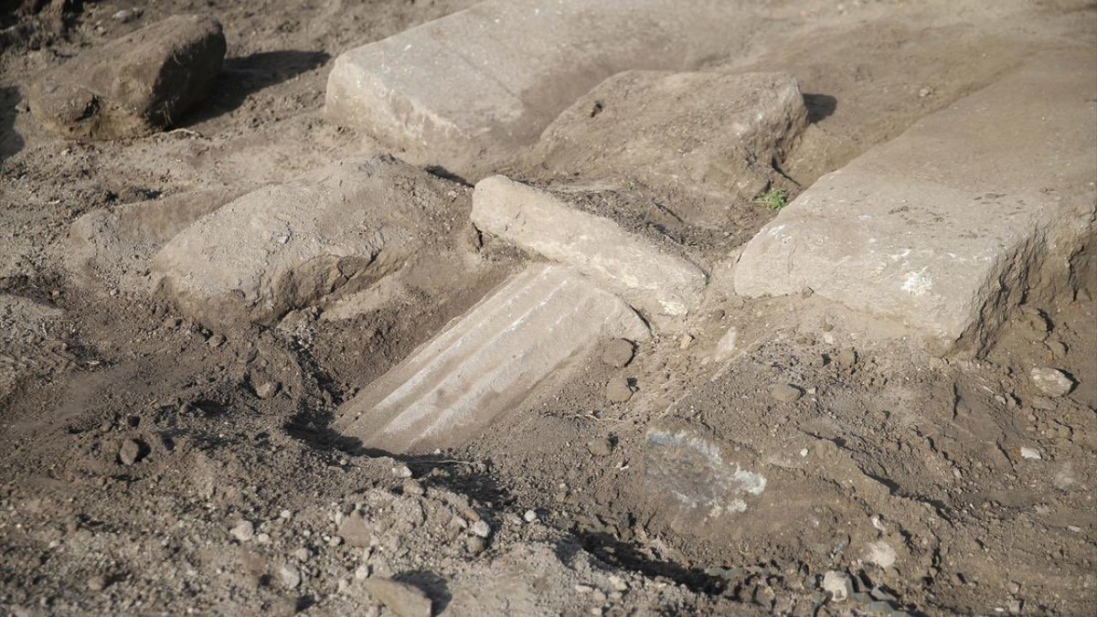 📍 Muğla'nın Milas ilçesindeki "Karya" medeniyetinin önemli şehirlerinden Labraunda Antik Kenti'nin teras duvarları gün yüzüne çıkarılıyor.

Labraunda Antik Kenti Kazı Koordinatörü Prof. Dr. Bilal Söğüt, Kültür ve Turizm Bakanlığı’nın Geleceğe Miras Projesi kapsamında kentin