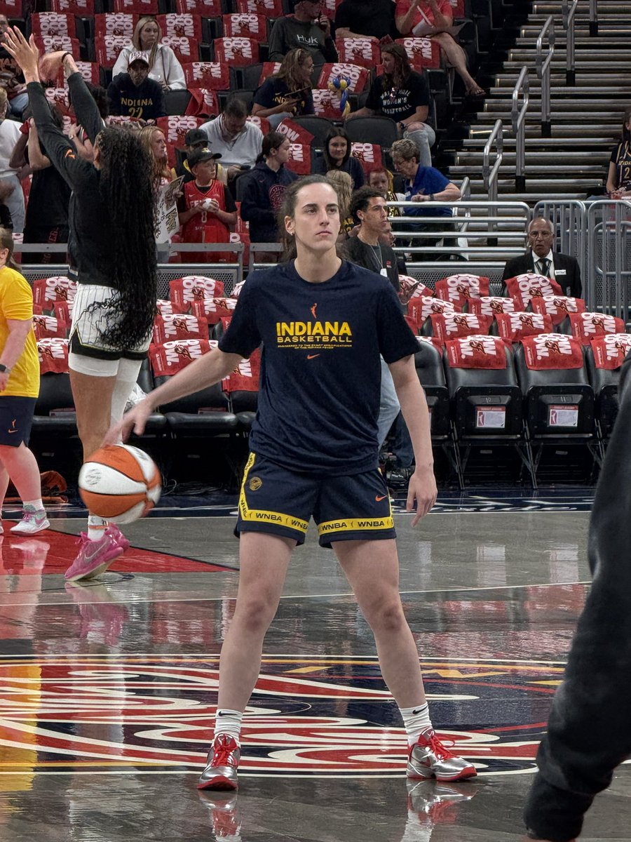 alwaysssaugtss's tweet photo. Caitlin Clark pulled up early and locked in — she means business tonight!
Focused. Fierce. Ready to work.
#CaitlinClark #WNBA #IndianaFever #GameMode #LockedIn #SheMeansBusiness #WNBAHoops https://t.co/Gts3wUQMMJ