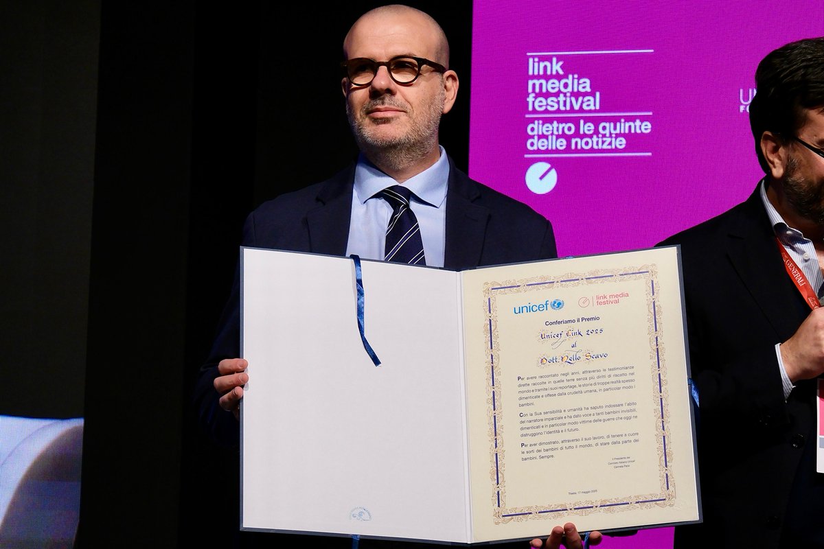 UNICEF_Italia's tweet image. Per il suo giornalismo di inchiesta, sempre coraggioso e capace di riportarci le storie e le voci dei bambini &quot;invisibili&quot;, in Italia e nel mondo, @nelloscavo ha ricevuto stasera il Premio UNICEF  2025 al #LinkMediaFestival di #Trieste
