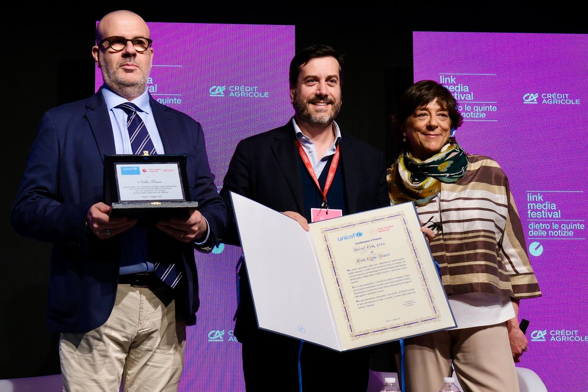 UNICEF_Italia's tweet image. Per il suo giornalismo di inchiesta, sempre coraggioso e capace di riportarci le storie e le voci dei bambini &quot;invisibili&quot;, in Italia e nel mondo, @nelloscavo ha ricevuto stasera il Premio UNICEF  2025 al #LinkMediaFestival di #Trieste