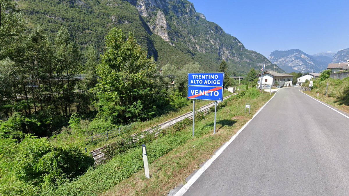 Pillandia's tweet photo. Il Fiume Brenta e la ferrovia della Valsugana (Trento-Venezia) nel luogo dove lasciano il Trentino-Alto Adige ed entrano in Veneto. 
Dal 1866 al 1918 questo fu il confine tra Austria ed Italia. 
🌐: 45°58'33.4"N 11°40'56.6"E. 

#Grigno #Valbrenta #Trento #Vicenza #Border https://t.co/qValXbKK3K