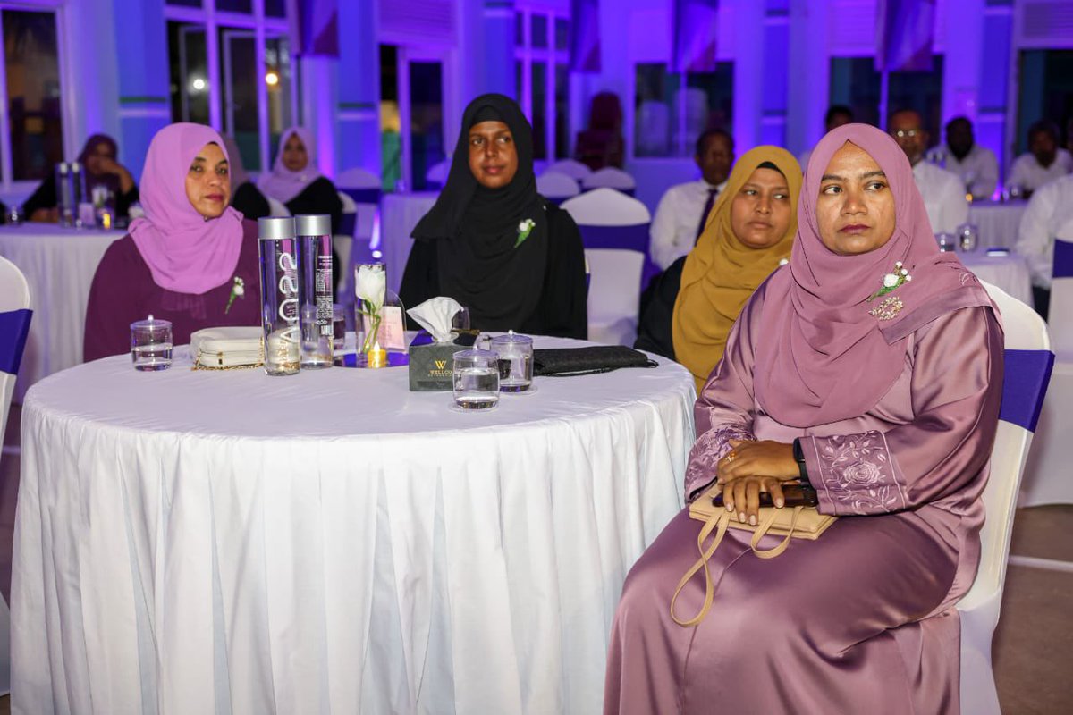 ހައްދުންމަތީ އަތޮޅު ކައުންސިލްގެ 4 ވަނަ ދައުރުގެ 4 ވަނަ އަހަރު ނިމުމުގެ މުނާސަބުތުގައި ބޭއްވި ޙަފުލާގެ ޝަރަފުވެރި މެހުމާނުގެ ހައިސިއްޔަތުން ބައިވެރިވުމުގެ ޝަރަފު  އަޅުގަނޑަށް ދެއްވި ކަމަށް ޓަކައި، ހައްދުންމަތީ އަތޮޅު ކައުންސިލްގެ ރައީސް <a href="/Gamuissey/">Ismail Ali</a> އާއި މެމްބަރުންނަށް ވަރަށް