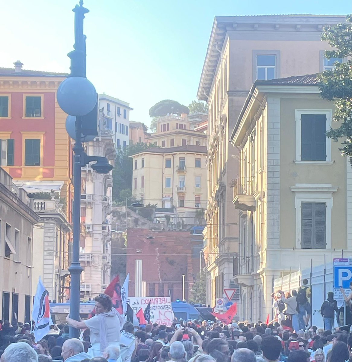 MovArturoSP's tweet image. E quando i #fasci incontrano i #Resistenti, meglio che stiano dentro una gabbia.