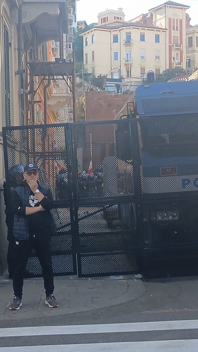 MovArturoSP's tweet image. E quando i #fasci incontrano i #Resistenti, meglio che stiano dentro una gabbia.