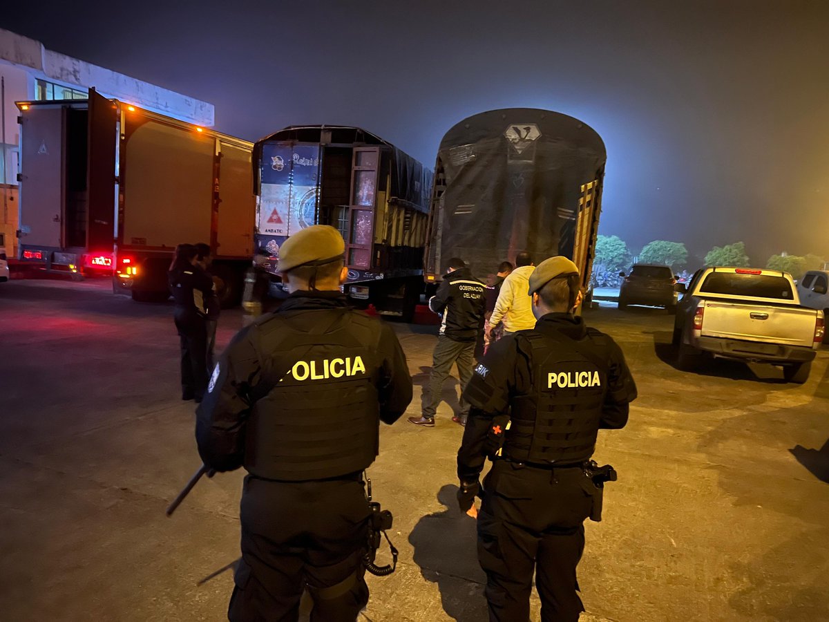 UNSIONTV's tweet photo. ⚠️Autoridades ejecutaron un operativo en #SantaIsabel y #Girón donde decomisaron 48 cisternas con combustible presuntamente destinado al tráfico ilegal.

#unsionoticias #ControlVial #SeguridadVial #Azuay https://t.co/8uQqbdeeKX
