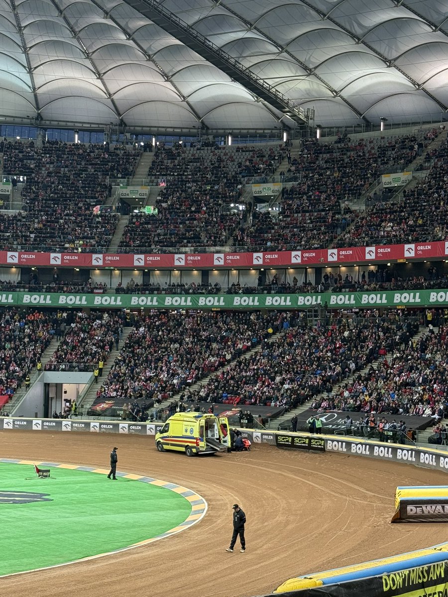 Okropny wypadek. Jason Doyle od wielu minut leży na torze. Karetka przyjechała. Stadion Narodowy wstrzymał oddech.
