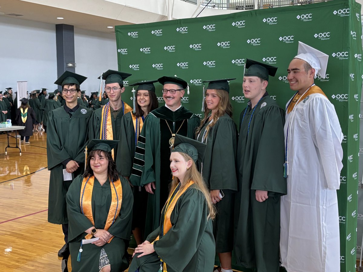 🎓 Huge congrats to our Oakland ACE Early College graduates! 💚🤍
We’re so proud of all you’ve achieved — high school AND college credits!
Your future is bright. Go shine! ✨
