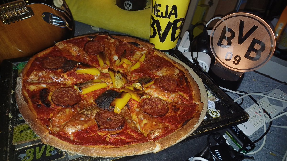 BastianDriller's tweet photo. @HexeHanna8 @back_andy_09
@SchroderDemila
🌟🖤💛🖤🌟💛🖤💛🌟🖤💛🖤🌟💛🖤💛🌟
👇🏻Meine #Siegerpizza
👇🏻🇪🇺🇮🇹🍕🤌🏻🤩😍🥰🤤😋 für den @BVB
👇🏻mit Extra großen #gelben
👇🏻 #Peperonis 💛🌶🤌🏻🔥😱🥵🤩😍🥰🤤😋
👇🏻und zum Glück keine Frustpizza😀🖤💛 https://t.co/BIt9TrhRJG