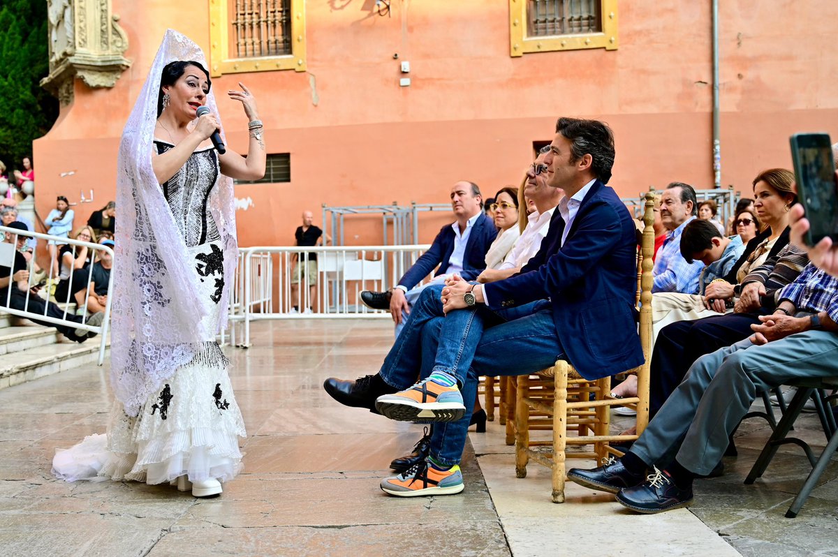 Con el marco incomparable de nuestra Plaza de las Pasiegas, inauguramos oficialmente la Noche en Blanco en #Granada

Gracias a todos los que la hacen posible y a esos miles de granadinos que le dan sentido con su presencia en todos los barrios