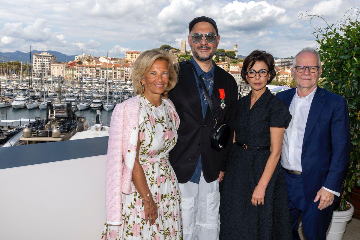 datirachida's tweet photo. Ici à Cannes, j’ai eu l’honneur de remettre la Légion d’honneur à Kirill Serebrennikov. Artiste libre, metteur en scène visionnaire qui ne cesse de défendre l’art, la liberté, les droits humains.

Du Centre Gogol à Moscou aux scènes d’Avignon en passant par l’Opéra Bastille, il bâtit des ponts entre les cultures. À travers Leto, Le Disciple ou Limonov, en exil, il continue de raconter la Russie.

 Cher Kirill, votre œuvre est un acte de résistance pour la fraternité entre les peuples. La France est fière de vous reconnaître comme l’un de ses artistes.