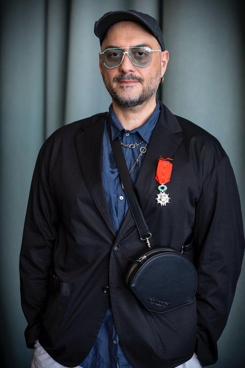 datirachida's tweet photo. Ici à Cannes, j’ai eu l’honneur de remettre la Légion d’honneur à Kirill Serebrennikov. Artiste libre, metteur en scène visionnaire qui ne cesse de défendre l’art, la liberté, les droits humains.

Du Centre Gogol à Moscou aux scènes d’Avignon en passant par l’Opéra Bastille, il bâtit des ponts entre les cultures. À travers Leto, Le Disciple ou Limonov, en exil, il continue de raconter la Russie.

 Cher Kirill, votre œuvre est un acte de résistance pour la fraternité entre les peuples. La France est fière de vous reconnaître comme l’un de ses artistes.