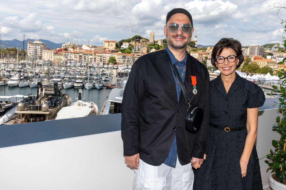 datirachida's tweet photo. Ici à Cannes, j’ai eu l’honneur de remettre la Légion d’honneur à Kirill Serebrennikov. Artiste libre, metteur en scène visionnaire qui ne cesse de défendre l’art, la liberté, les droits humains.

Du Centre Gogol à Moscou aux scènes d’Avignon en passant par l’Opéra Bastille, il bâtit des ponts entre les cultures. À travers Leto, Le Disciple ou Limonov, en exil, il continue de raconter la Russie.

 Cher Kirill, votre œuvre est un acte de résistance pour la fraternité entre les peuples. La France est fière de vous reconnaître comme l’un de ses artistes.