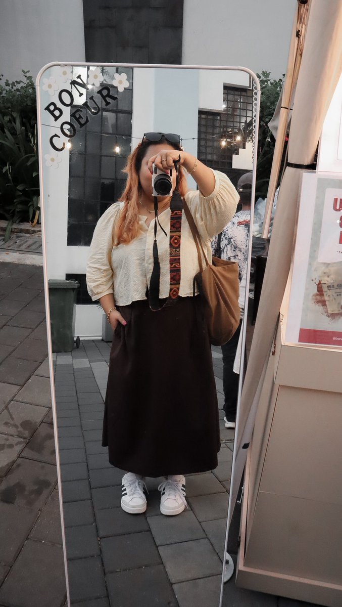 thesephia_'s tweet image. playing tourists ✨💐🌸