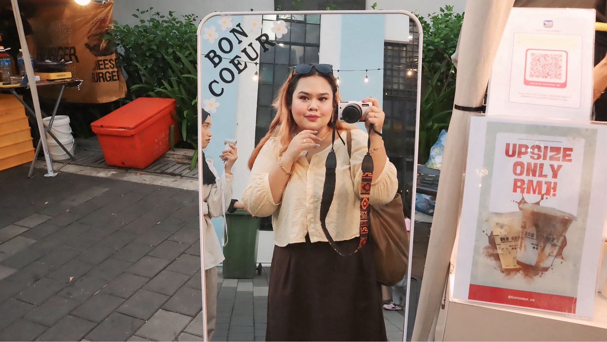 thesephia_'s tweet image. playing tourists ✨💐🌸