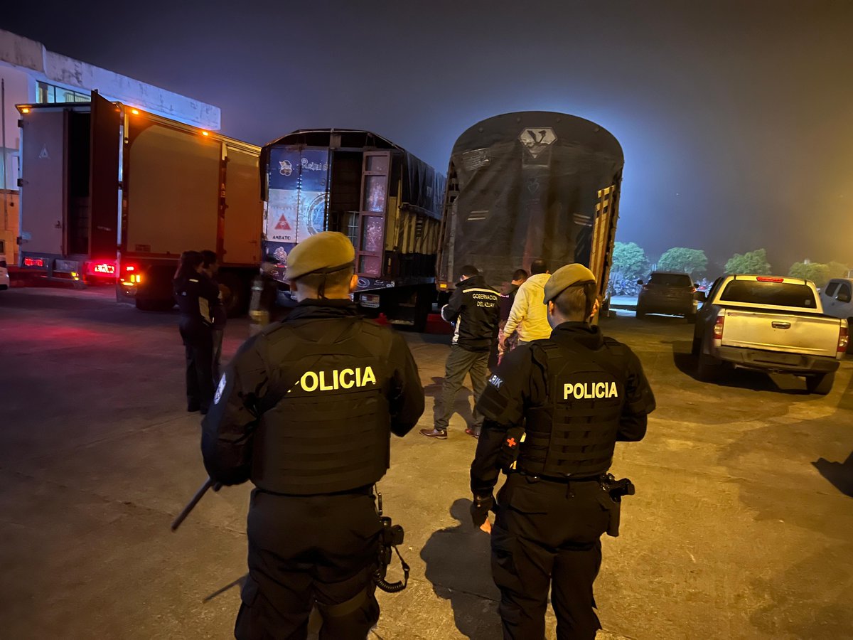 PoliciaEcuador's tweet image. INTERCEPTAMOS VEHÍCULOS POR TRANSPORTE ILEGAL DE HIDROCARBUROS
Durante un operativo policial en coordinación con el Servicio Nacional de Aduana del #Ecuador, ejecutado en el cantón Girón, #Azuay, fueron interceptados 03 vehículos tipo camión y 01 vehículo tipo camioneta, que…