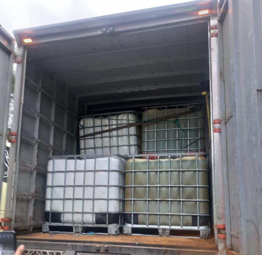 PoliciaEcuador's tweet image. INTERCEPTAMOS VEHÍCULOS POR TRANSPORTE ILEGAL DE HIDROCARBUROS
Durante un operativo policial en coordinación con el Servicio Nacional de Aduana del #Ecuador, ejecutado en el cantón Girón, #Azuay, fueron interceptados 03 vehículos tipo camión y 01 vehículo tipo camioneta, que…