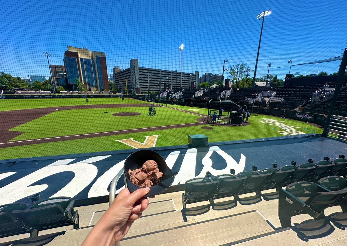 Julia Mellett tweet media