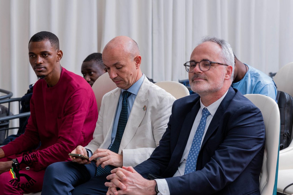 ablogui's tweet image. Cérémonie de passation de service de l’#ABLOGUI, tenue le 16 mai à Conakry.
Discours, signatures de documents, plan stratégique 2025-2029 et témoignages : une nouvelle page s’ouvre pour le numérique citoyen en Guinée !
Plus d&apos;images ici 👇🏿 facebook.com/share/p/19rhZF…
#kibaro