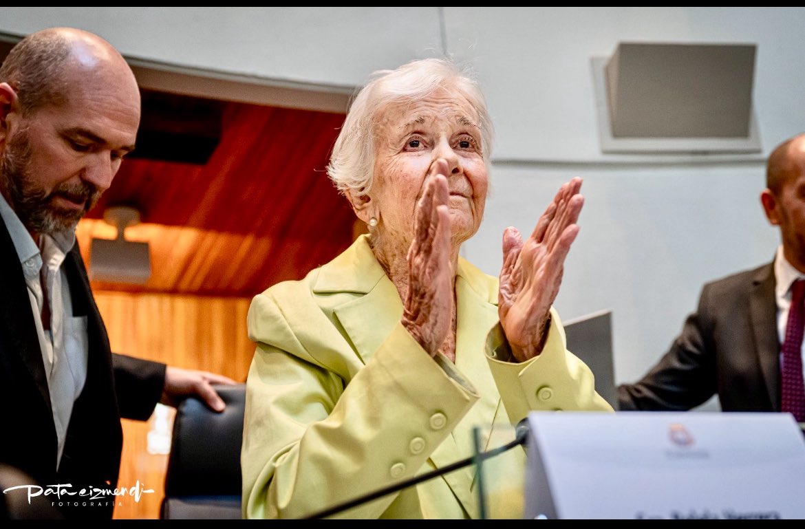 Veropr2810's tweet photo. Belela Herrera fue una mujer que con coraje y audacia hizo la diferencia para cientos de personas. Una mujer que no dudó en ayudar a otros aún poniendo en riesgo su propia vida. La mejor manera de despedirla es recordando su historia de compromiso y valentía.

“Simplemente me importa lo que pasa al lado mío, al frente, porque lo siento. Yo no fui valiente, fui audaz”.

https://t.co/4sqaTHHiMA

Hasta siempre Belela!!!

📷@pataeizmendi