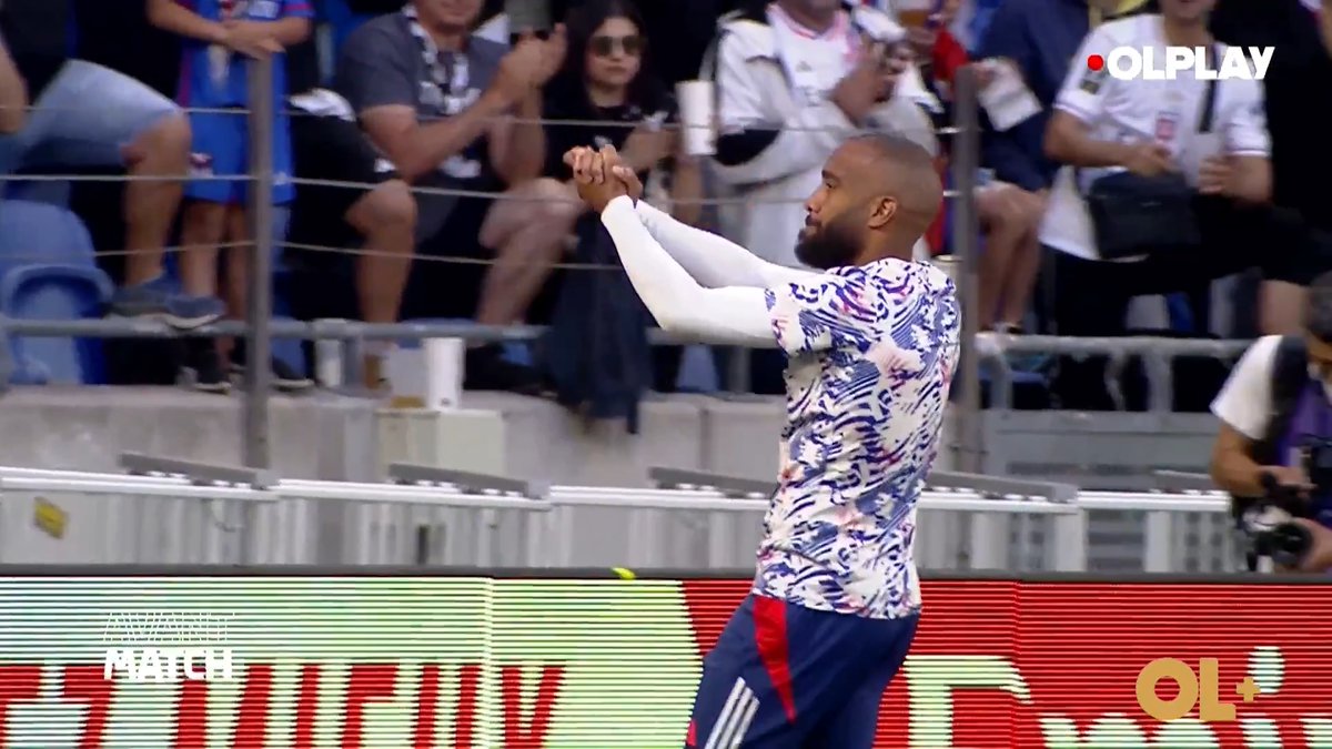 OL__Plus's tweet photo. #OL - #SCO
Lacazette qui quitte l'échauffement quelques secondes pour remercier le virage nord
#OLSCO https://t.co/kdNAOthoHy