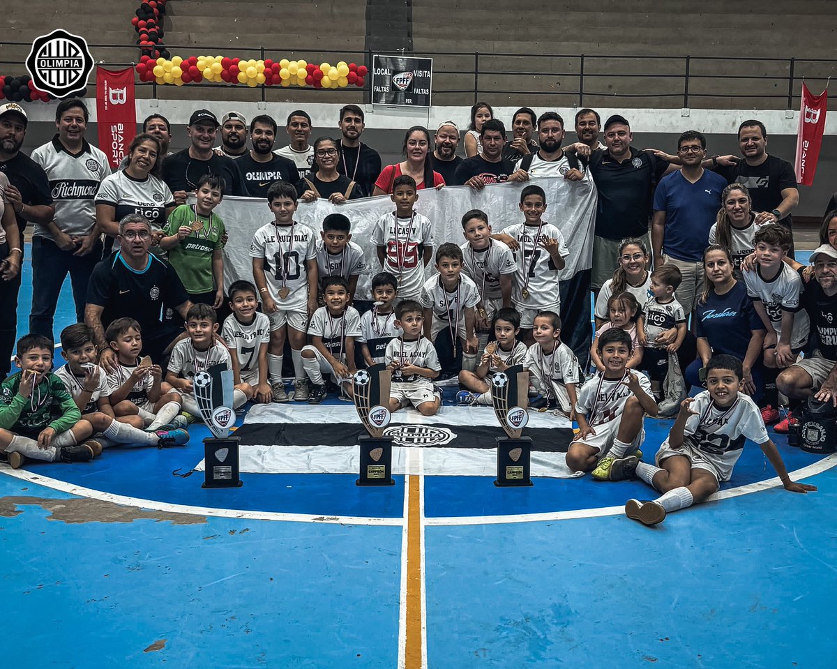 Sábado de copas. 🏆

Nuestros chicos se lucieron en el Torneo Futsal FIFA de Divisiones Inferiores en PJC:

🥇 Sub 6 – Campeones
🥈 Sub 7 – Vicecampeones
🥇 Sub 9 – Campeones

👏🏻 Felicitaciones a cada uno por el esfuerzo, la alegría y el compromiso.

#SoyDelOlimpia ⚪️⚫️⚪️