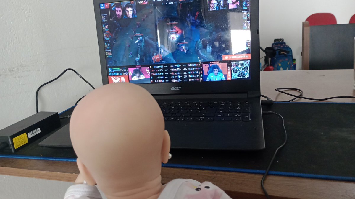 SecaodoLOL's tweet photo. Assistindo a #LTASul com o papai e depois vamos passear na praia @baianolol1 @ilhadaslendas #cblol #ilhadaslendas @GustavoMinerva @Absoluttlol @zNiCoLoFF https://t.co/0pqaEGrLBe