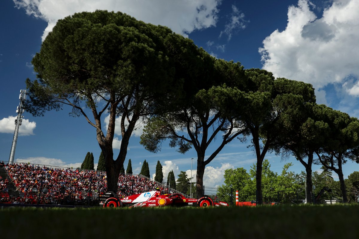 ScuderiaFerrari's tweet photo. Quali Day snaps  🇮🇹 https://t.co/tixap11RVQ