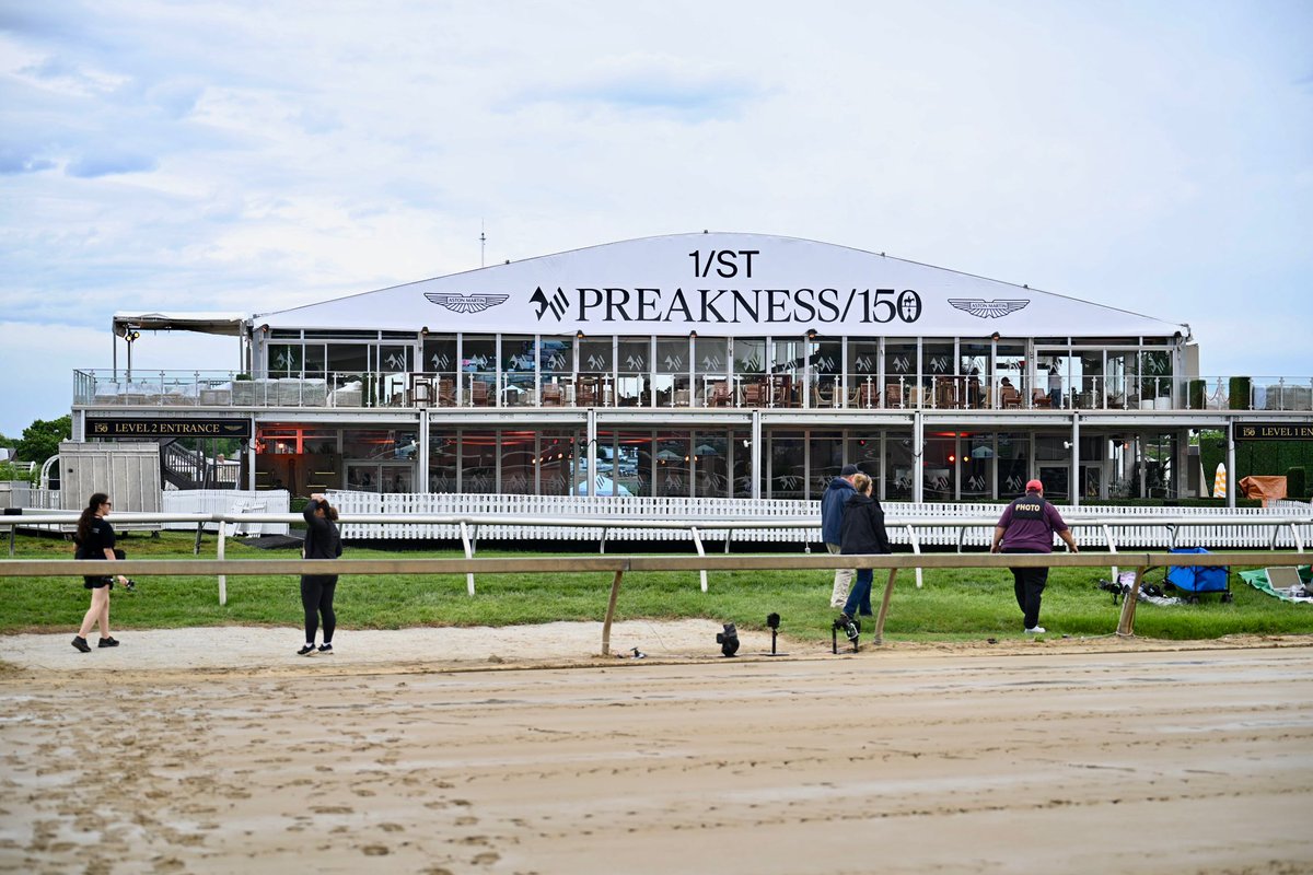 BaltimorePolice's tweet image. Happy @PreaknessStakes Baltimore! BPD will be out and about throughout the area to ensure everyone has an enjoyable and safe time. #BaltimoreStrong #Preakness #HorseRacing