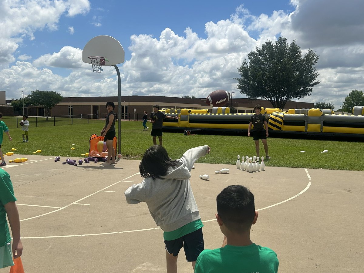 PESH_Athletics's tweet photo. Our amazing Student Athlete Leadership Team (aka SALT) has volunteered the last 3 Fridays at Eastside Elementary Field Days. Way to make a positive impact and spread that #goldblood #saltmakeseverythingbetter @Plano_Schools @PISDAthDept @EastPanthers1 https://t.co/x5ELGlj8V8