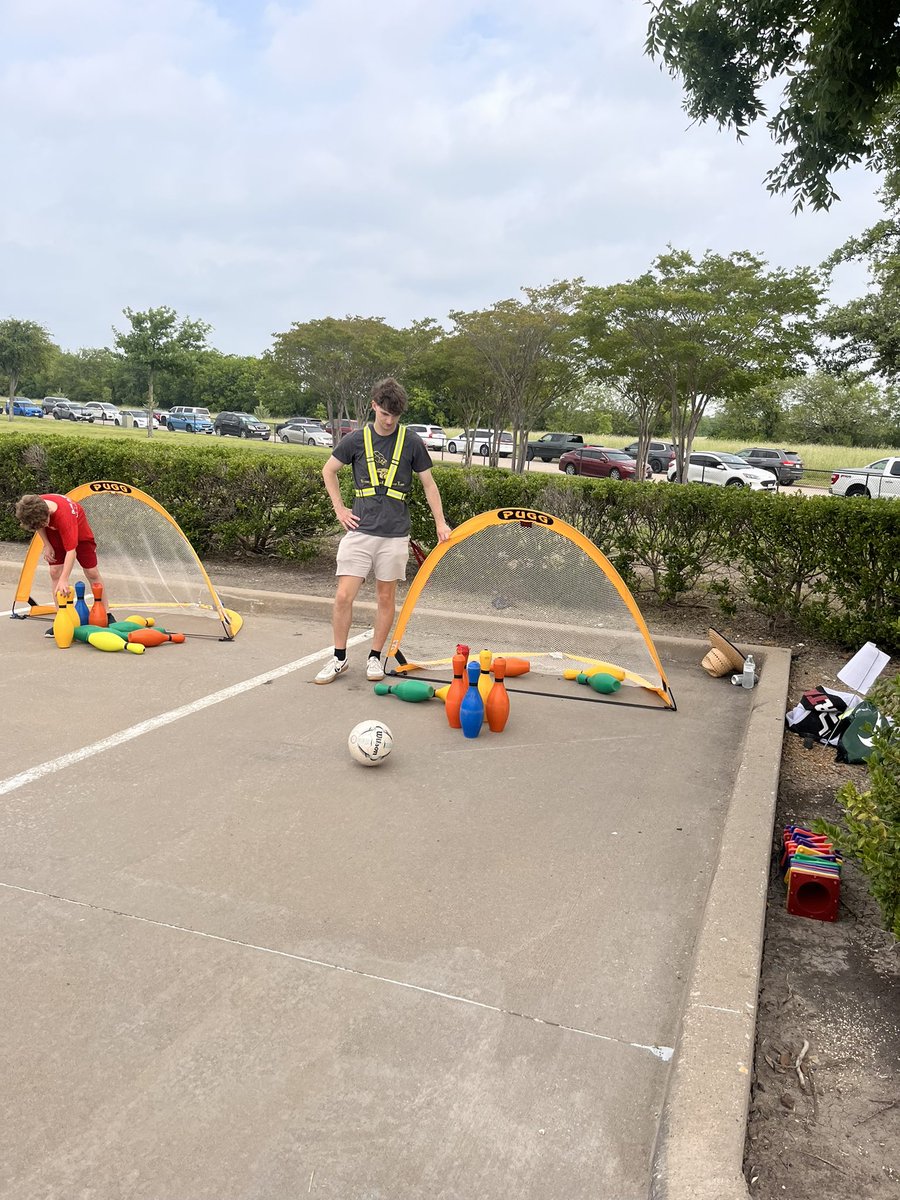 PESH_Athletics's tweet photo. Our amazing Student Athlete Leadership Team (aka SALT) has volunteered the last 3 Fridays at Eastside Elementary Field Days. Way to make a positive impact and spread that #goldblood #saltmakeseverythingbetter @Plano_Schools @PISDAthDept @EastPanthers1 https://t.co/x5ELGlj8V8