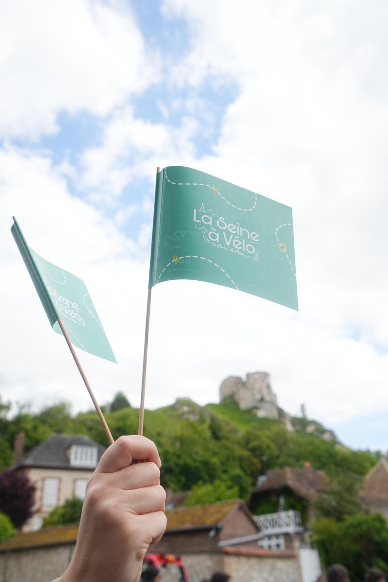 #Attractivité | De #Bouafles aux #Andelys, le préfet Charles Giusti a inauguré aujourd’hui un nouveau tronçon de la #SeineàVélo 

🚴Un maillon supplémentaire d’un itinéraire qui fera le bonheur des cyclistes Eurois et des cyclotouristes venus découvrir la #Normandie.
