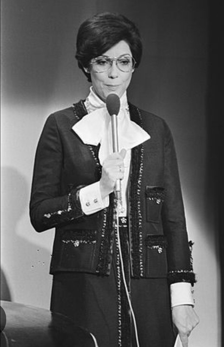 Die <a href="/vanRukhoven/">𝕏 𝙾𝚗𝚣𝚒𝚗𝚏𝚕𝚞𝚎𝚗𝚌𝚎r 𝕏</a> zit met ingevette schedel en een bakje paprikachips, klaar voor het #Songfestival 

Hij is in de veronderstelling dat Corrie Brokke vanavond weer Nederland vertegenwoordigd...