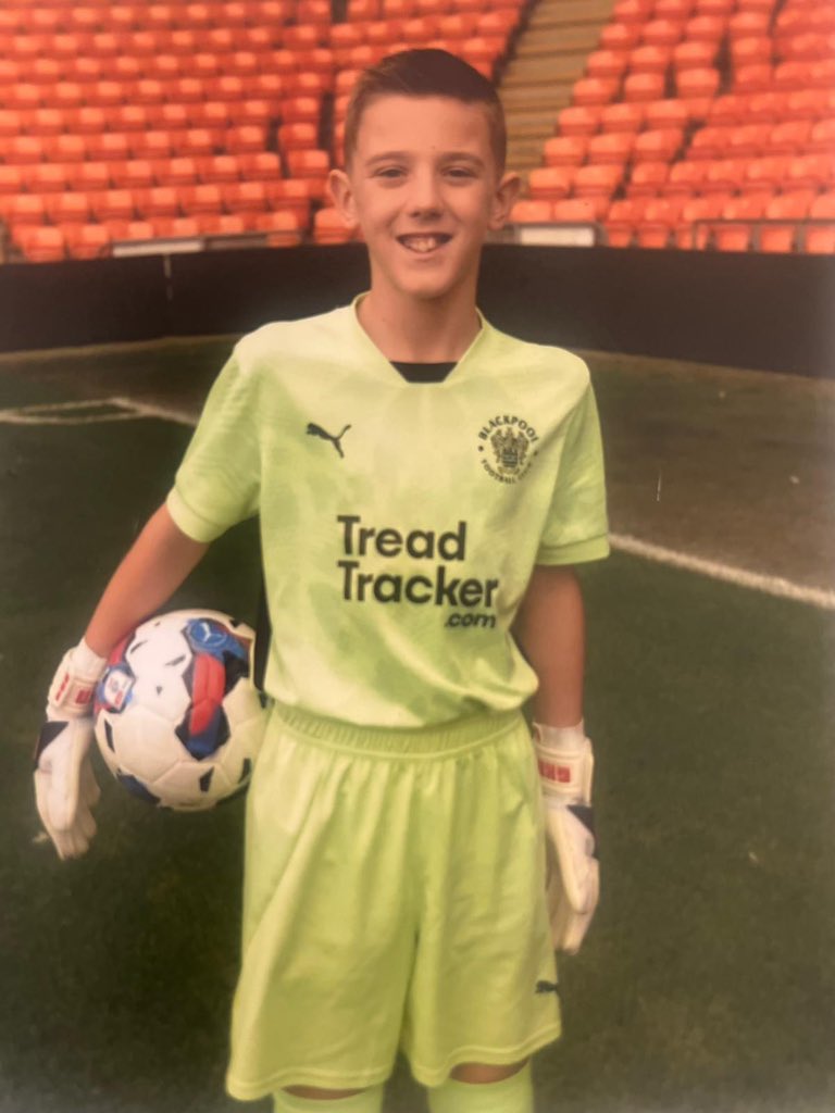 Huge congratulations to our U12s GK Lucas Shone who has signed a new 2 year contract at <a href="/BFCYouthAcademy/">Blackpool FC Academy</a> well done Lucas we are all made up for you mate well deserved ! 👏🏼👏🏼📝🫱🏻‍🫲🏼🐝🐝