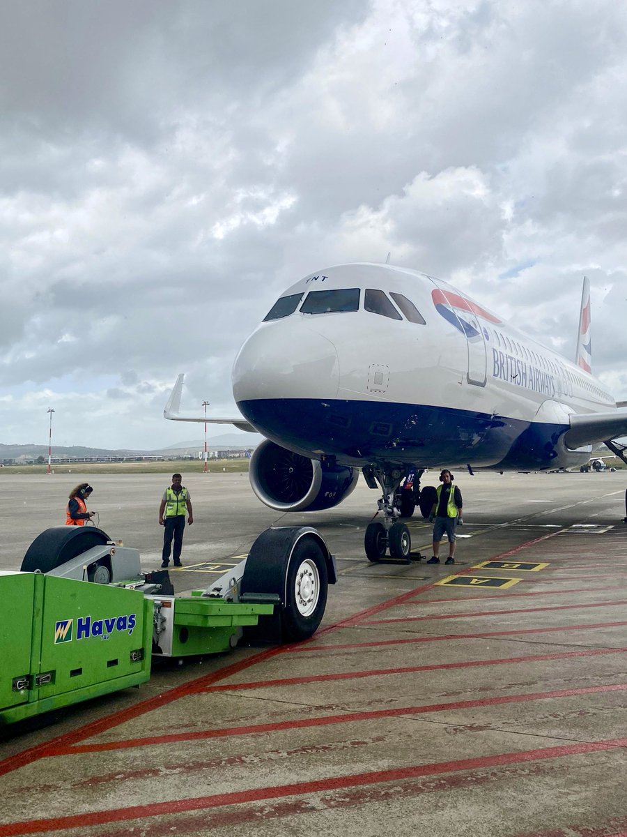 HavasGH's tweet photo. Yaz sezonu için yeniden seferlerine başlayan British Airways’i İzmir istasyonumuzda karşıladık.
Londra Heathrow’dan İzmir Adnan Menderes Havalimanı’na 128 yolcu ile gerçekleşen ilk seferle birlikte sezon boyunca British Airways’e hizmet vermeye devam edeceğiz.
Tekrar görüşmek ne güzel 👍