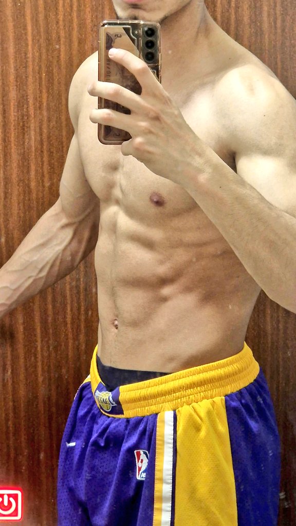 abdoooo666's tweet photo. A month without GYM , but it's okay. ⚔️ https://t.co/3dSCjjTp5W