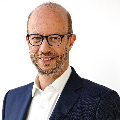 Cdanslair's tweet image. ⬛ #MarcLhermitte (@EYnews), coordinateur du baromètre sur l'#attractivité de la France en 2025, sera l'invité de @AxeldeTarle dans #cdanslair.

Il analysera les fragilités et les atouts de la France en matière d’#investissements étrangers.

Rendez-vous à 17.25 sur France 5 !