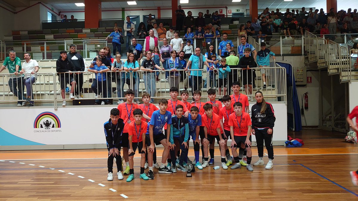 🔵 INFANTIL REGIONAL 🔵

➡️ Final Regional

MOPRISALA TOLEDO 11-3 VIÑA ALBALI VALDEPEÑAS 

Goleadores:
Sergio ⚽⚽
Javier Alarcón ⚽

Asistencias:
Pablo 1️⃣
Rubén García 1️⃣

➡️ Abultada derrota en una final condicionada por la expulsión de nuestro portero nada más empezar.