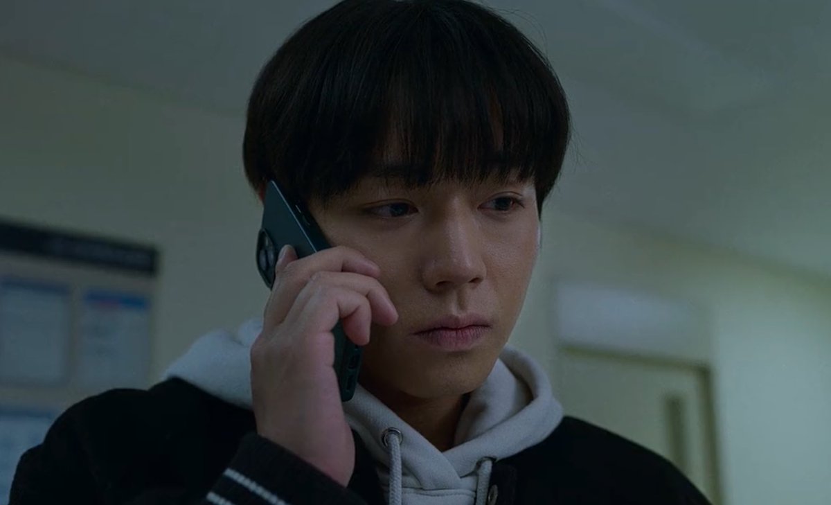 romcomdayaris's tweet photo. baku calling sieun if he got home safely, all worried and concerned but used and inserted that he got rejected by the ladies during their morning job as volunteers to connect with sieun more will never be endearing to me 😔

#WeakHeroClass2 #WeakHeroClass2Ep3 https://t.co/NddpPhR9Rk