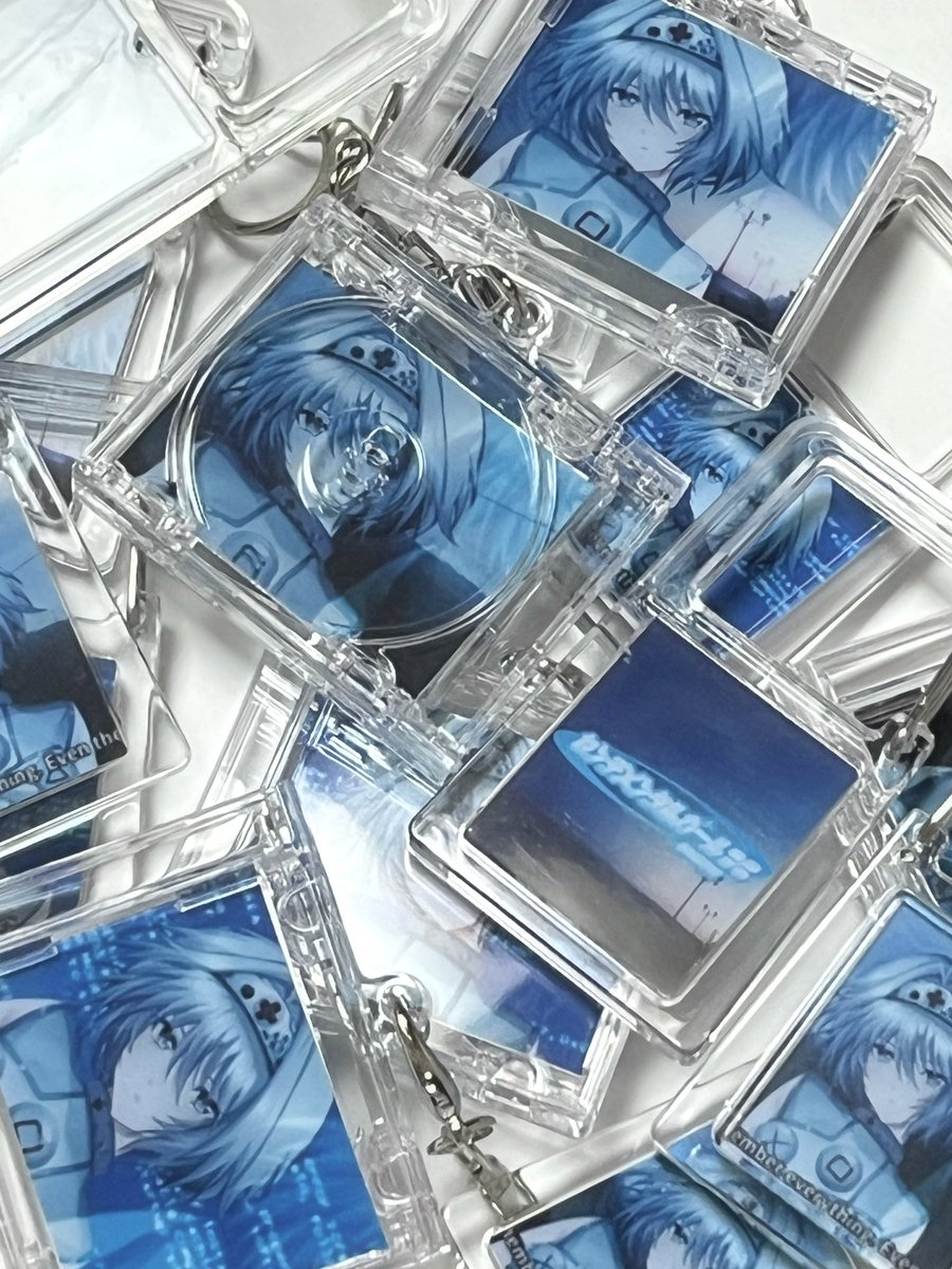 nyandope's tweet photo. 販売するお品物です！🌐🔵⟡.·*.

CDケース型チェーンキーホルダー  ��600
コンピュータカラビナキーホルダー  ¥500

✦中のイラストカードのみ  ¥100

で販売の予定です🎼
種類は全種ランダムですので、ぜひお手にとってデザインを見てみてください🐬

 #ハロキャン2025 https://t.co/HABlkcJxn5