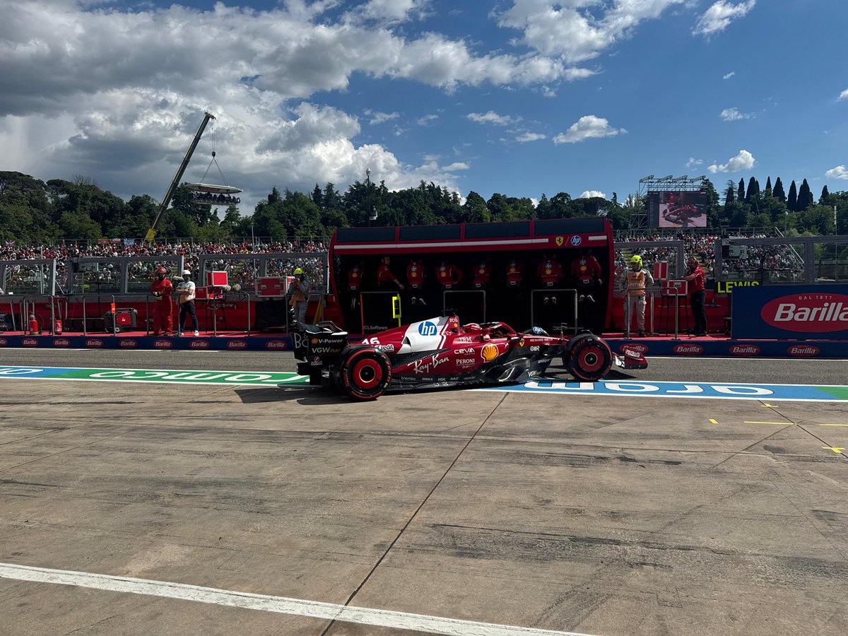 ScuderiaFerrari's tweet photo. Let’s get Quali started! 🤜🤛 https://t.co/2WIbLDFbRD