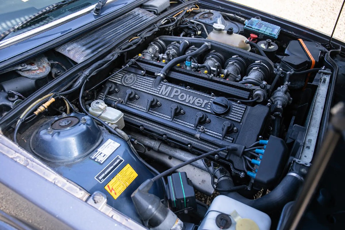 UltimativCars's tweet photo. #SupercarFest2025
The #BMW #6er|#6Series [#E24] as #M635CSi (1984-86) was only made as #Coupé in 5.855 units:
5.167 LHDs (🇪🇺3.400,🇺🇸1.767,🇯🇵[!] 164) &amp;
524 #UK-#RHD|s.

This '86 🇬🇧 #Arctic-#Blue was est. at £35-45k to be sold after a small, but long doing bid-"war" at low £36k.
😍 https://t.co/mxWyZpga9J