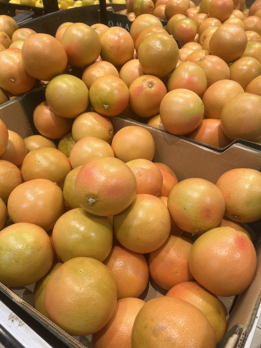 Topiramatee's tweet image. J’ai toujours une pensée pour vous quand je vois ça au supermarché ! 🤭 #Pamplemousse #Pomelos #CauchemarDuPharmacien #CYP450 #InteractionsMedicamenteuses