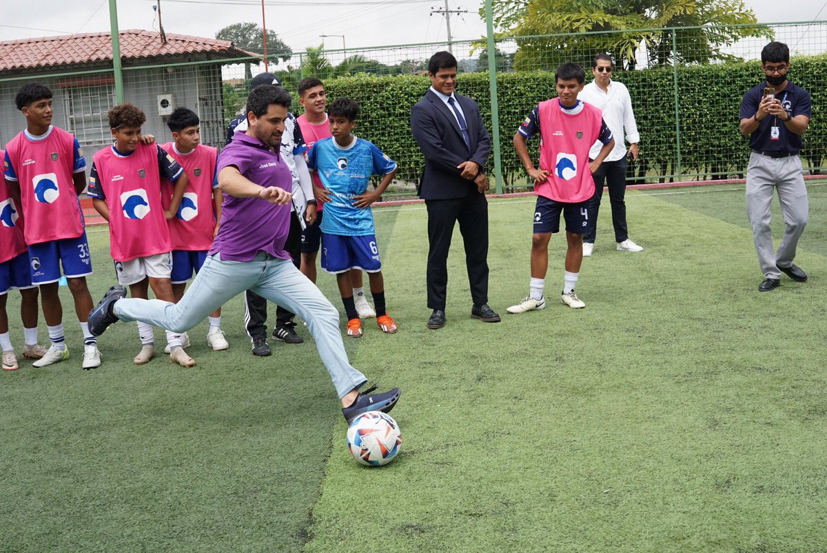 DeporteEc's tweet photo. 📍#Daule 

El deporte estudiantil se fortalece en 🇪🇨#ElNuevoEcuador.

Compartimos una gran jornada con los alumnos del Liceo Los Delfines, quienes demuestran todo su entusiasmo y espíritu deportivo. 

Seguimos impulsando espacios que promuevan una juventud activa y comprometida. https://t.co/S3mPVOtTZH