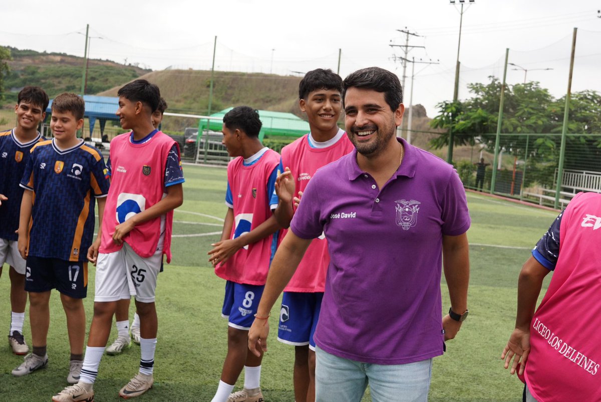 DeporteEc's tweet photo. 📍#Daule 

El deporte estudiantil se fortalece en 🇪🇨#ElNuevoEcuador.

Compartimos una gran jornada con los alumnos del Liceo Los Delfines, quienes demuestran todo su entusiasmo y espíritu deportivo. 

Seguimos impulsando espacios que promuevan una juventud activa y comprometida. https://t.co/S3mPVOtTZH
