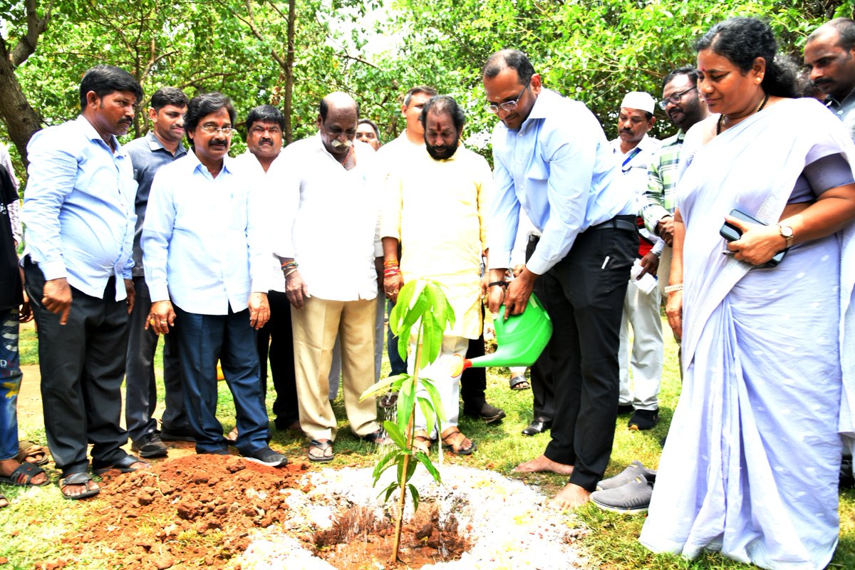vizagcollector's tweet photo. Proudly participated in the Swachh Andhra Swarna Andhra (SAS) Programme under the May Month Theme – Beat the Heat! With the Hon'ble GVMC Mayor, Hon'ble MLA (East), District In-Charge Officer, 
We took a step toward a cleaner, greener, and cooler Andhra https://t.co/agk4OdJRLv