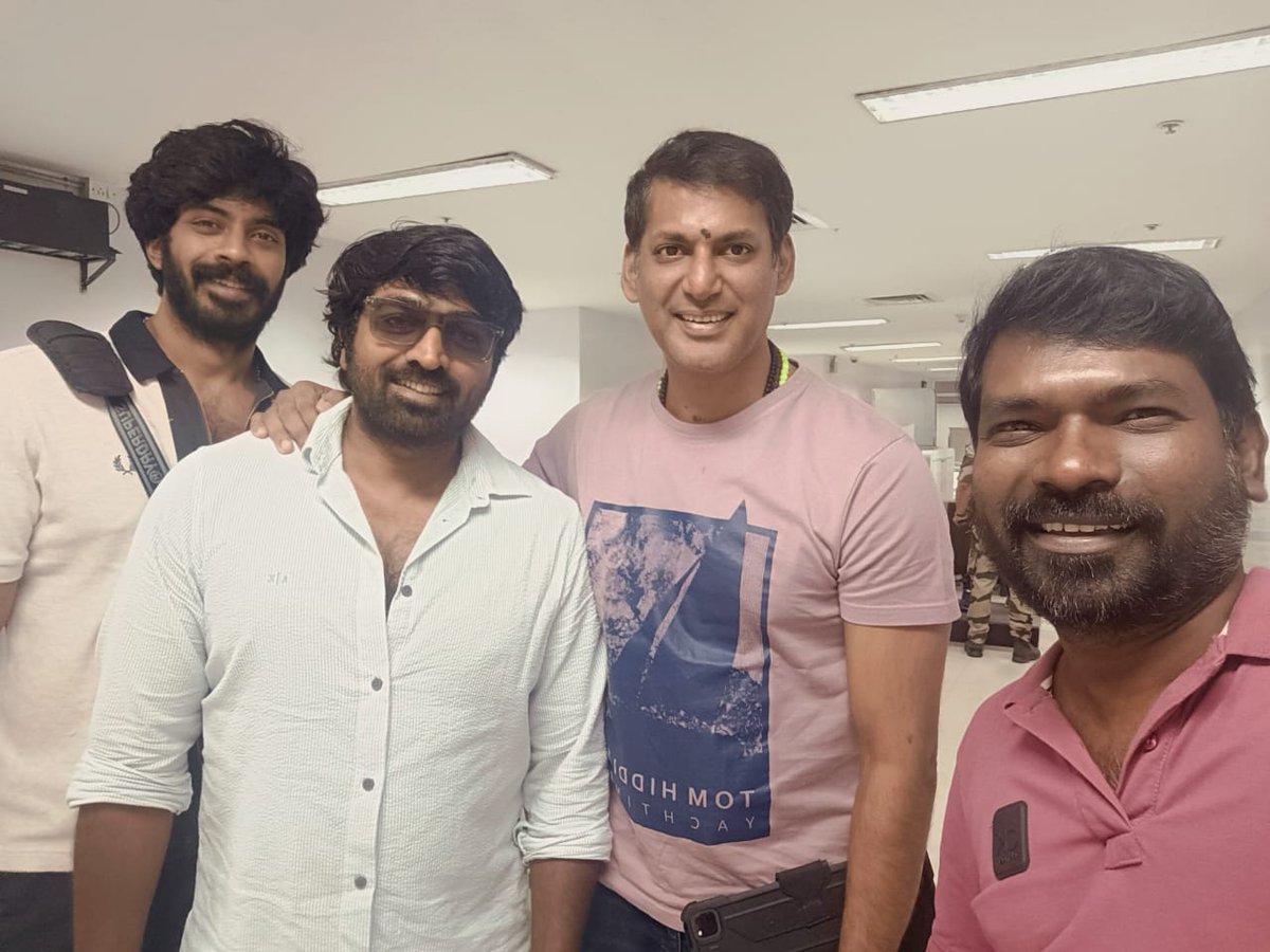 meenakshinews's tweet photo. Actor Vishal While Traveling To His Fans Club Head Wedding Function Happening On Madurai Tomorrow - He Met Actor Vijay Sethupathi at Chennai Airport TODAY -  T #ActorVishal #ActorVijaySethupathi @VishalKOfficial @VijaySethuOffl @HariKr_official @johnsoncinepro @ajay_64403 @PROSaiSatish