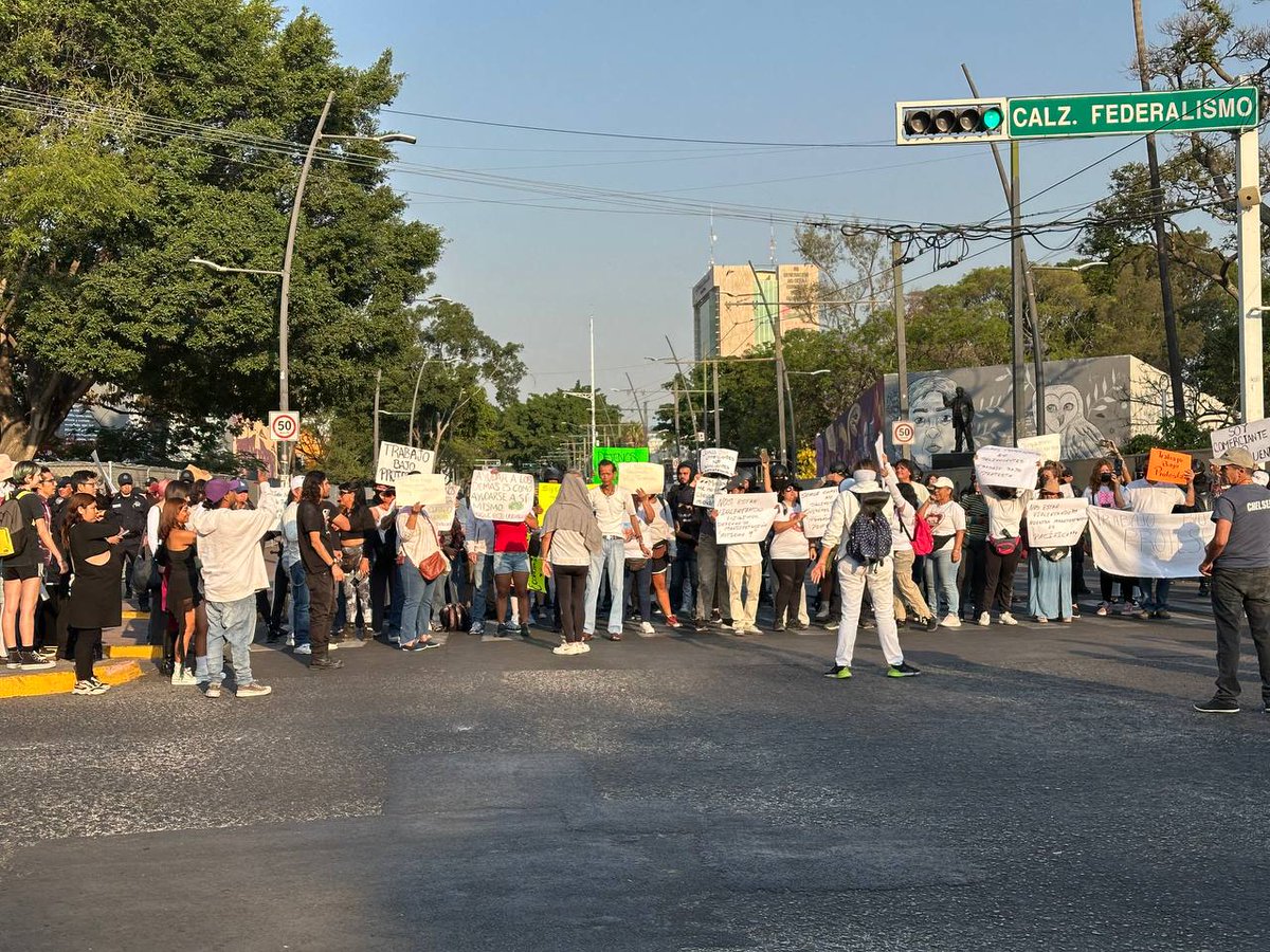 Sábado de protestas en el parque rojo y otra vez a cerrar vialidades.

Ojalá y la autoridad ahora sí ya haga algo, no pueden seguir dejando que un montón de porros qué ni de GDL son, desquicien la ciudad todos los sábados