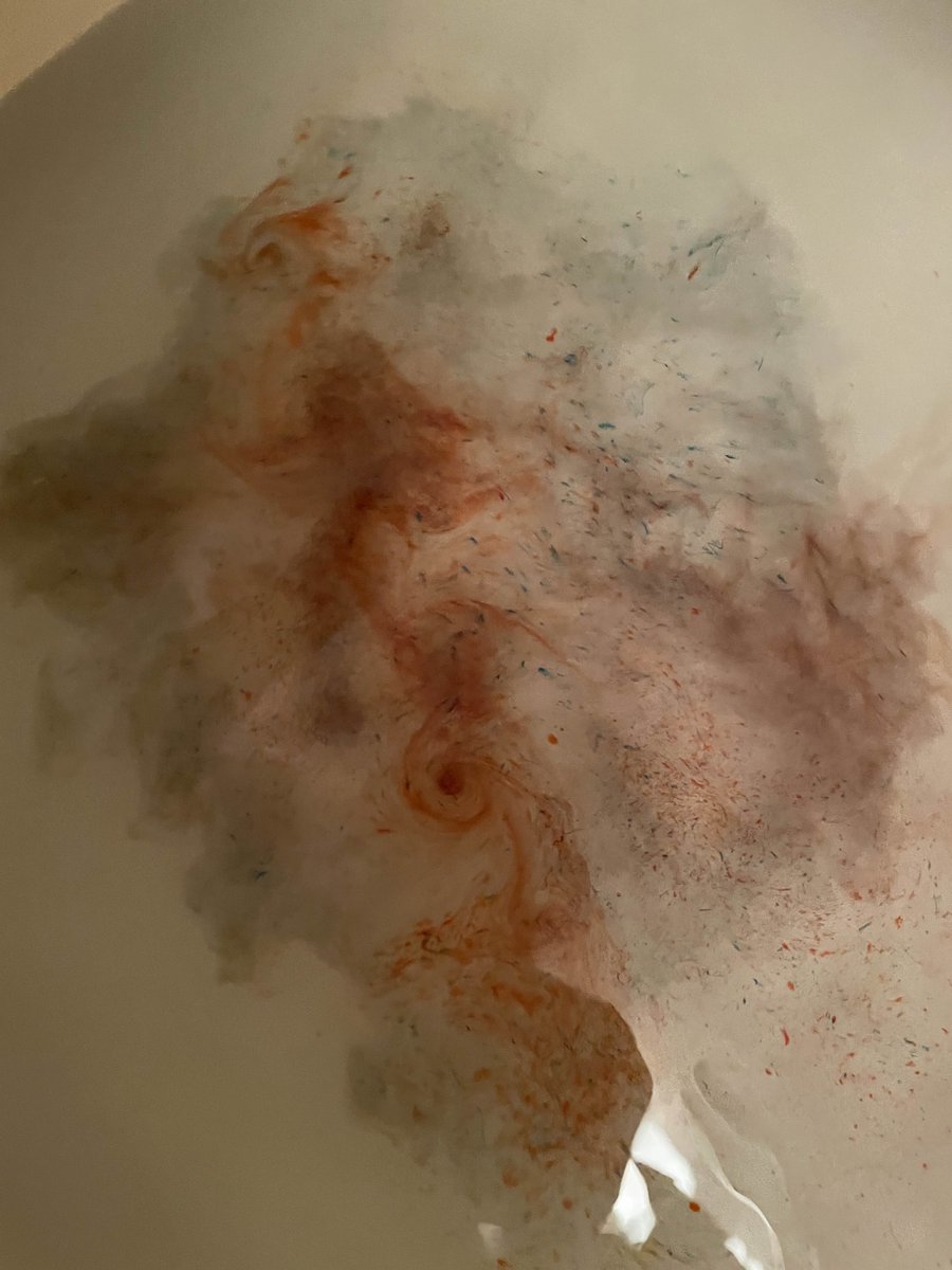 이번에 입욕제 세트를 샀는데
물감같이 퍼져서 너무 이쁘다 흐흐